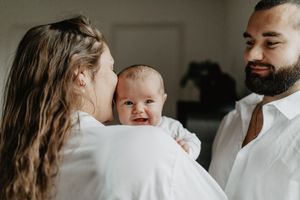 mère qui porte son bébé