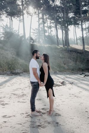 couple qui s'embrasse sur la plage