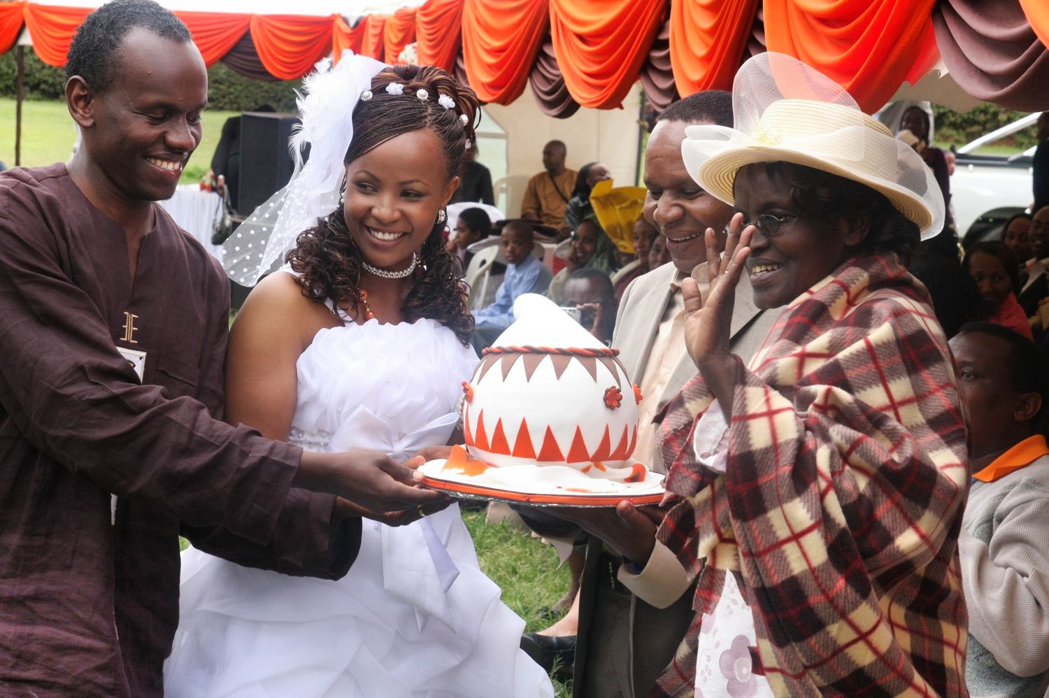 Kenyan bride and groom with cake