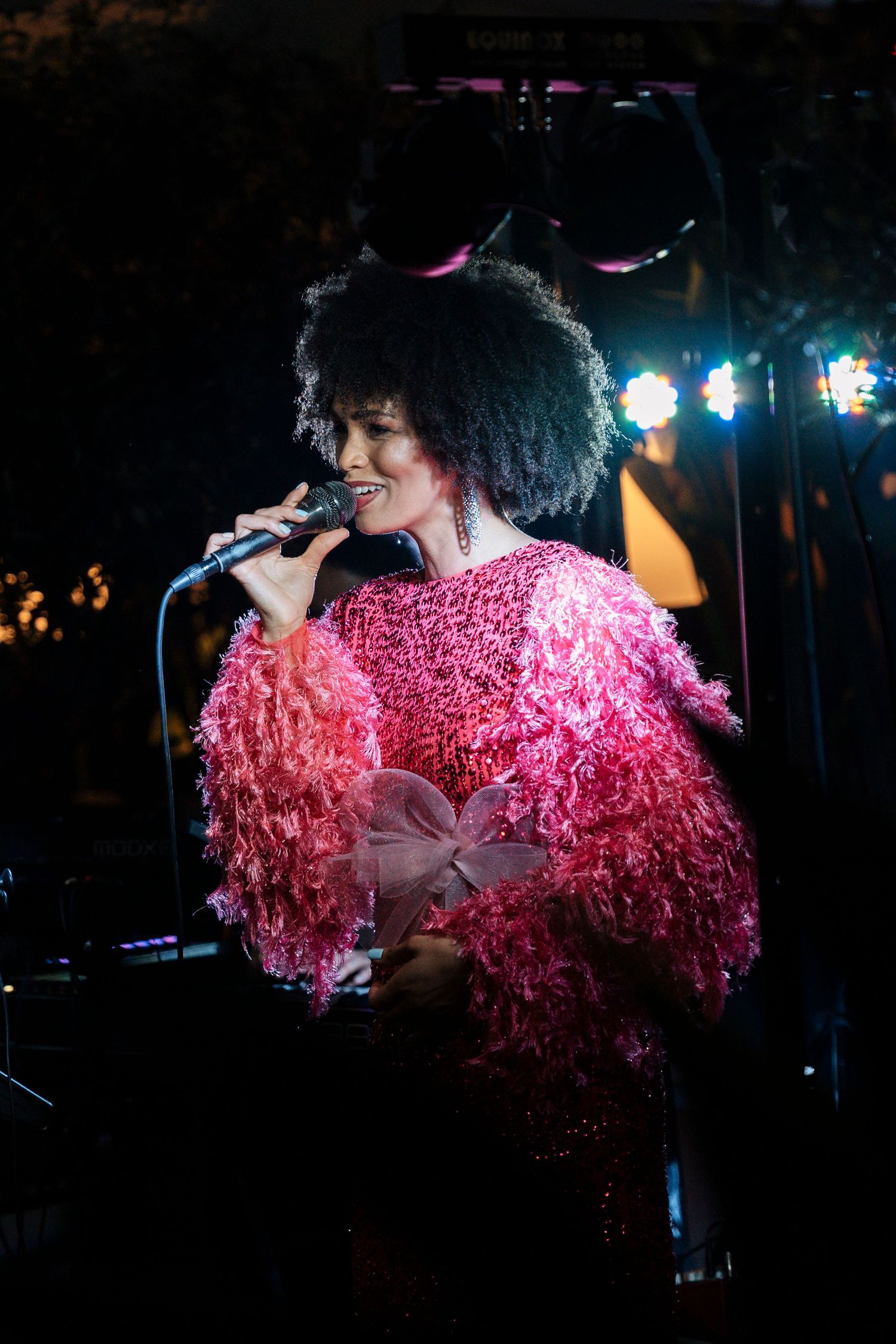 Cantante si esibisce in una performance durante un evento aziendale all'Italian Sea Group di Marina di Carrara in Toscana