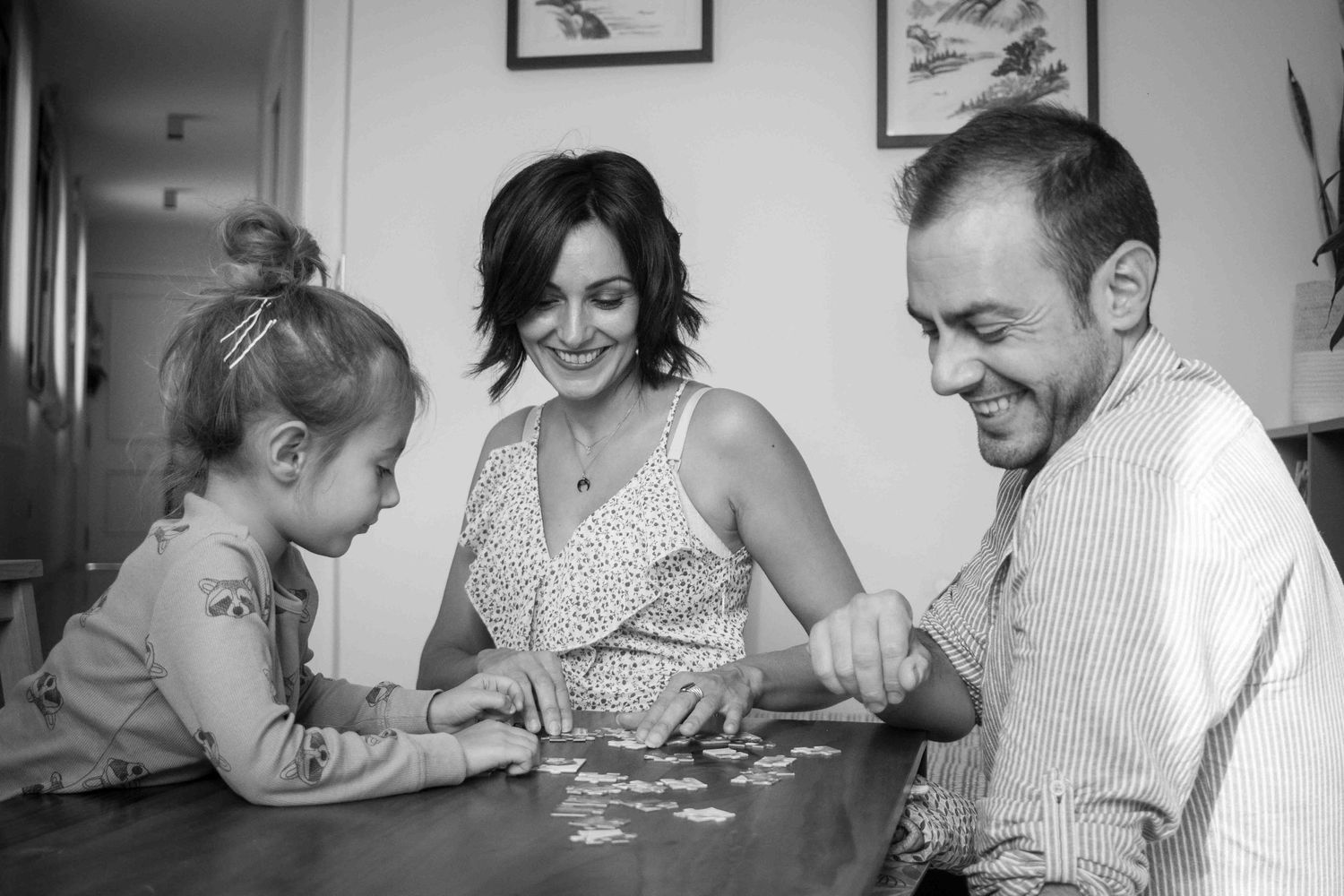 Foto de familia Lifestyle en casa Sevilla - familia jugando a un juego de mesa