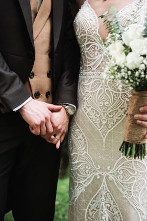 Novios en sesión divertida de pareja el día de su boda en Ciudad de Guatemala