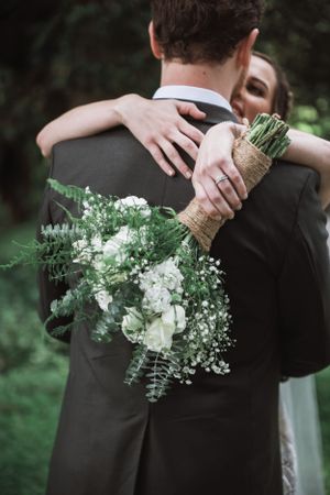Novios en sesión divertida de pareja el día de su boda en Ciudad de Guatemala