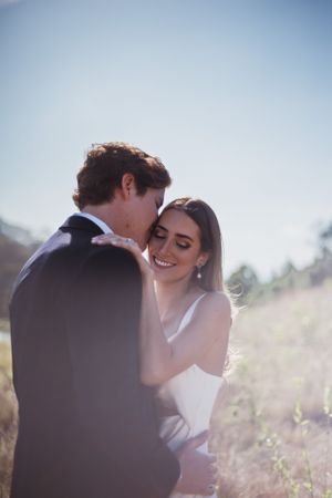 Novios en sesión íntima de pareja