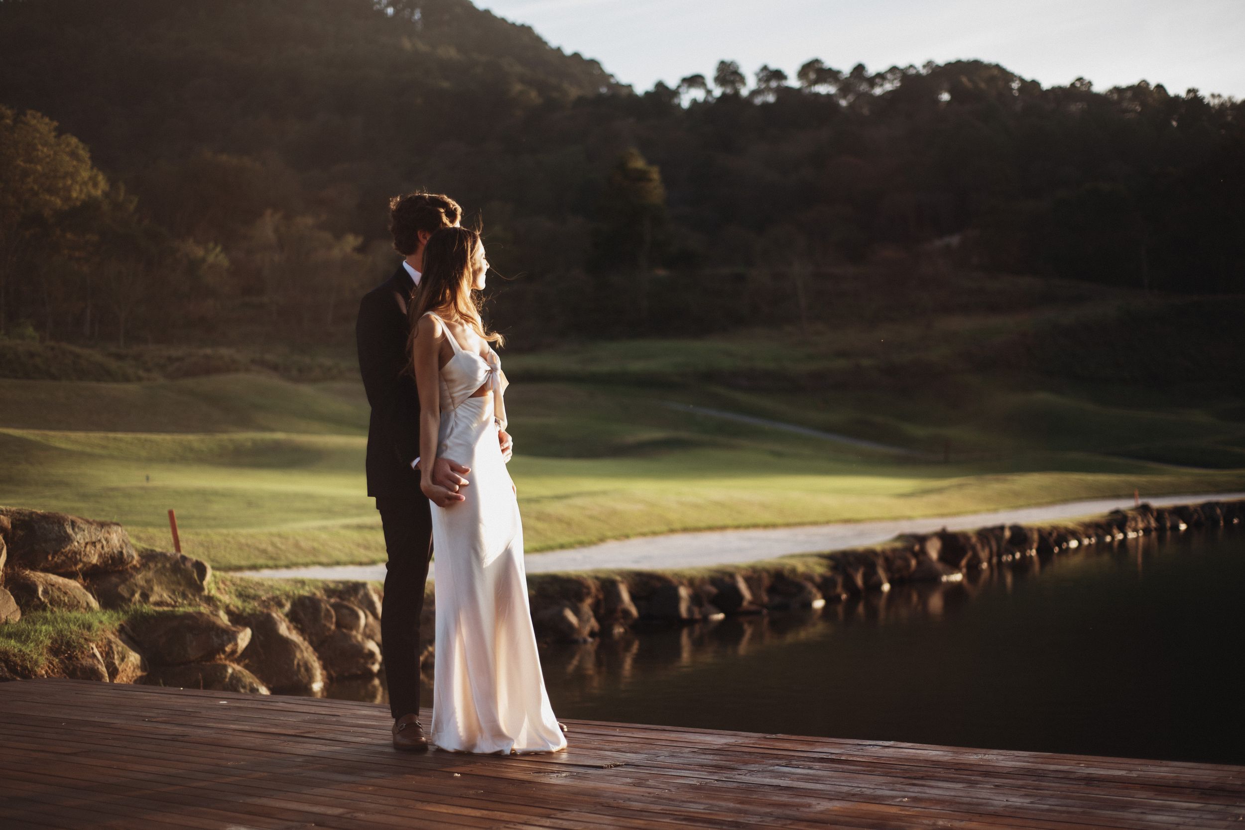 Novios inspirados en sesión de pareja en boda civil