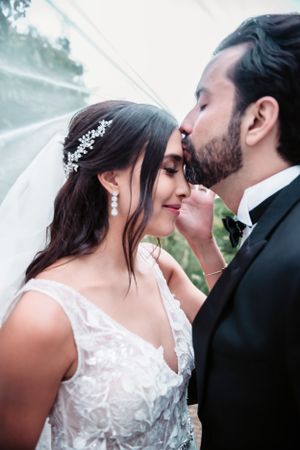 Novios en sesión artística de pareja en el día de su boda en Guatemala