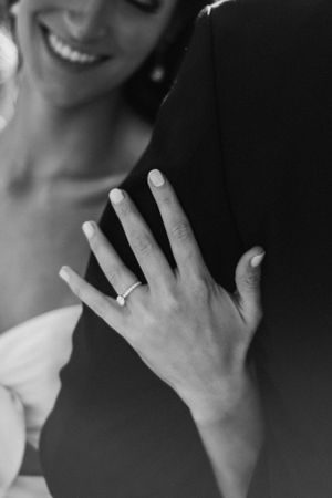 Novios manos en sesión de pareja artística