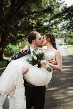 Novios en sesión divertida de pareja el día de su boda en Ciudad de Guatemala