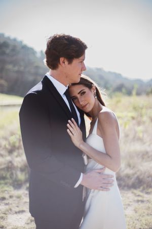 Novios abrazándose en sesión de pareja en boda civil