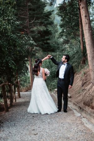 Novios en sesión artística de pareja en el día de su boda en Guatemala