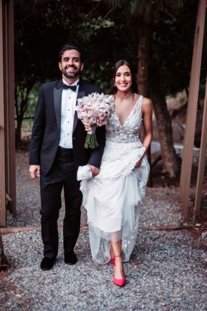 Novios en sesión artística de pareja en el día de su boda en Guatemala