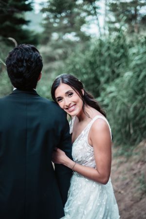 Novios en sesión artística de pareja en el día de su boda en Guatemala