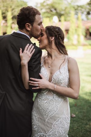 Novios en sesión divertida de pareja el día de su boda en Ciudad de Guatemala