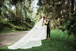 Novios en sesión divertida de pareja el día de su boda en Ciudad de Guatemala