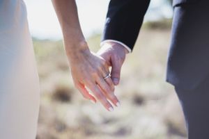 Novios manos en sesión de pareja artística