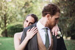 Novios en sesión divertida de pareja el día de su boda en Ciudad de Guatemala