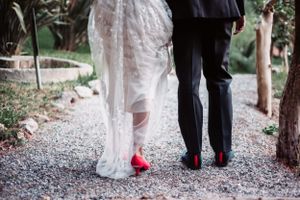 Detalle de zapatos en sesión de boda