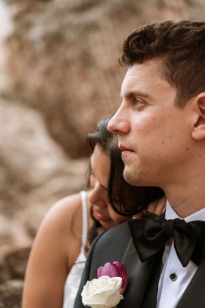 Novios en sesión íntima de pareja