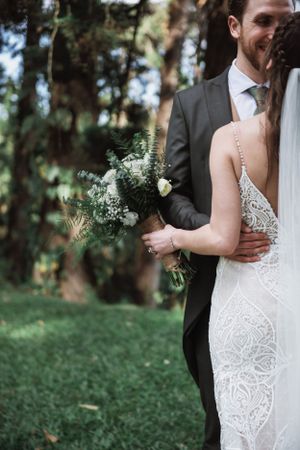 Novios en sesión divertida de pareja el día de su boda en Ciudad de Guatemala