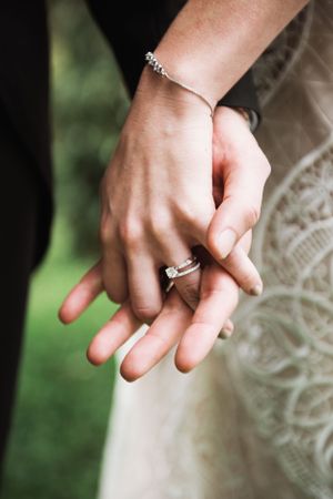 Novios en sesión divertida de pareja el día de su boda en Ciudad de Guatemala