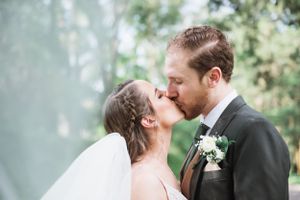 Novios en sesión divertida de pareja el día de su boda en Ciudad de Guatemala
