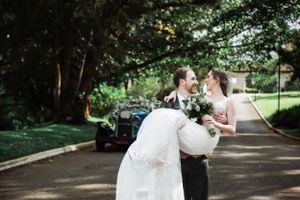 Novios en sesión divertida de pareja el día de su boda en Ciudad de Guatemala