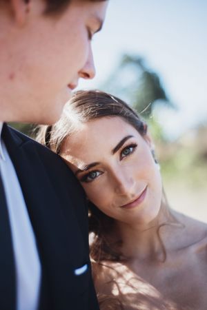 Novios mirada en sesión de pareja artística