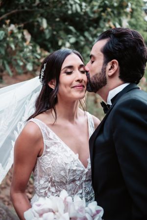 Novios en sesión artística de pareja en el día de su boda en Guatemala