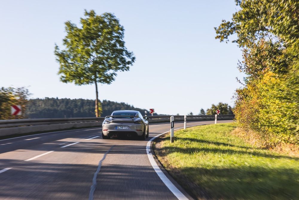 Ein Porsche GT4 fährt auf einer Landstraße im Schwarzwald
