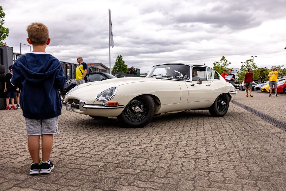 Ein kleiner Junge bestaunt einen Jaguar E-Type