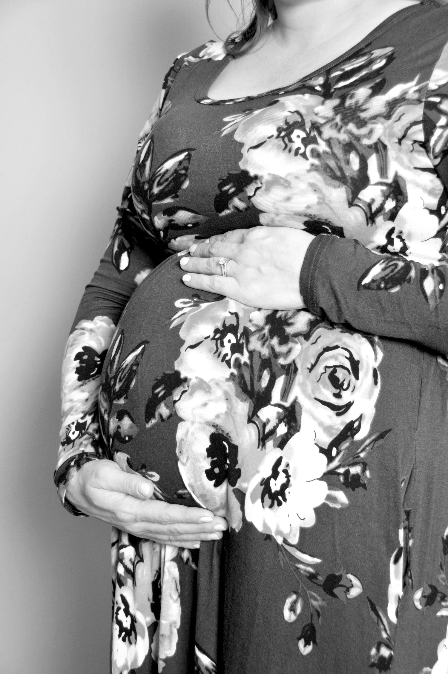 black and white maternity belly photo