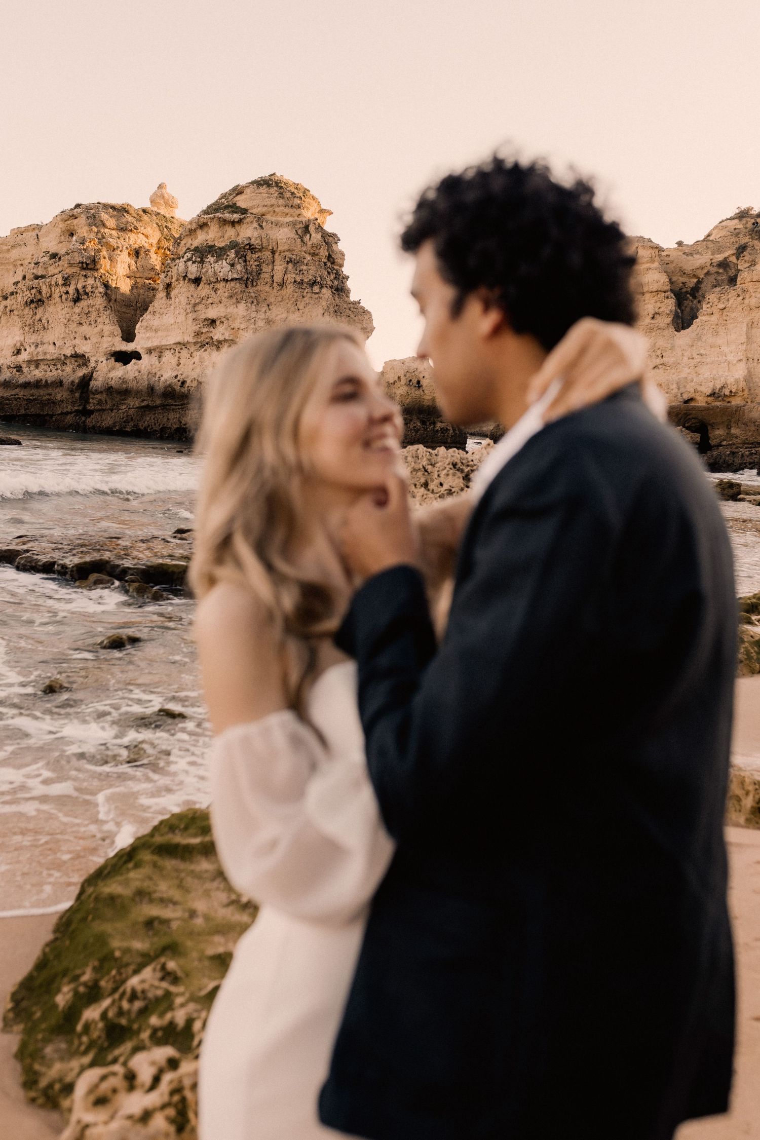 Verliebtes Paar am Strand - Heiraten im Ausland - Jule Christoffers - Hochzeitsfotografie aus Oldenburg