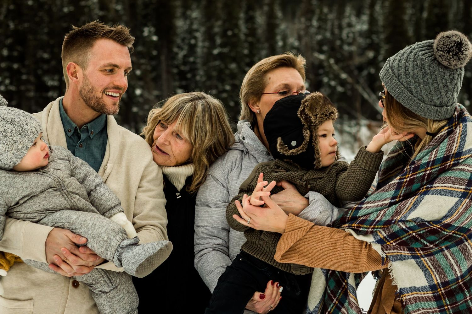 Fun winter family photos in Bragg Creek by Calgary's Love & Sunshine Photography