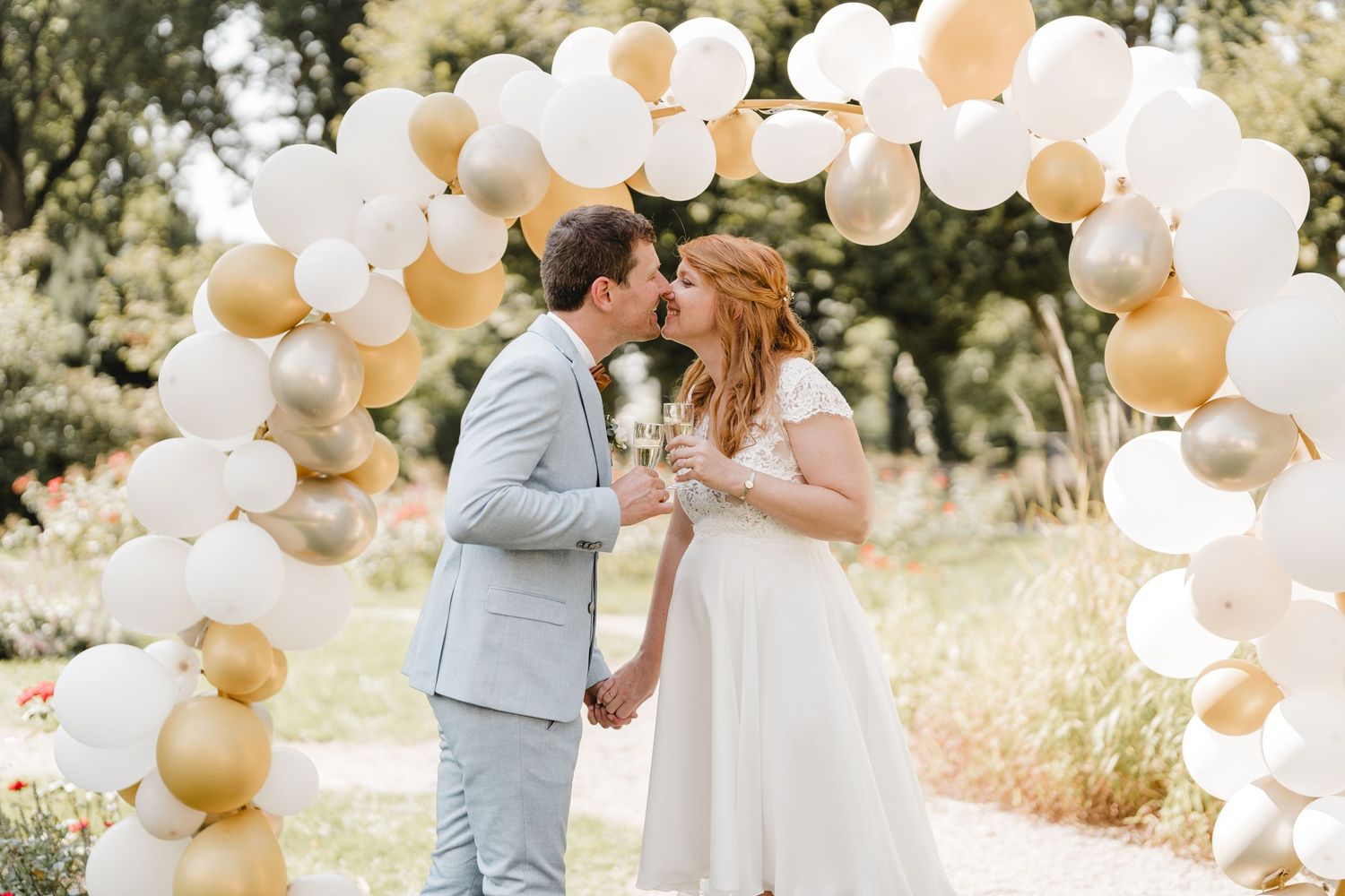 Hochzeitsfotografie einer standesamtlichen Trauung im Schloss Laupheim, Ballonbogen
