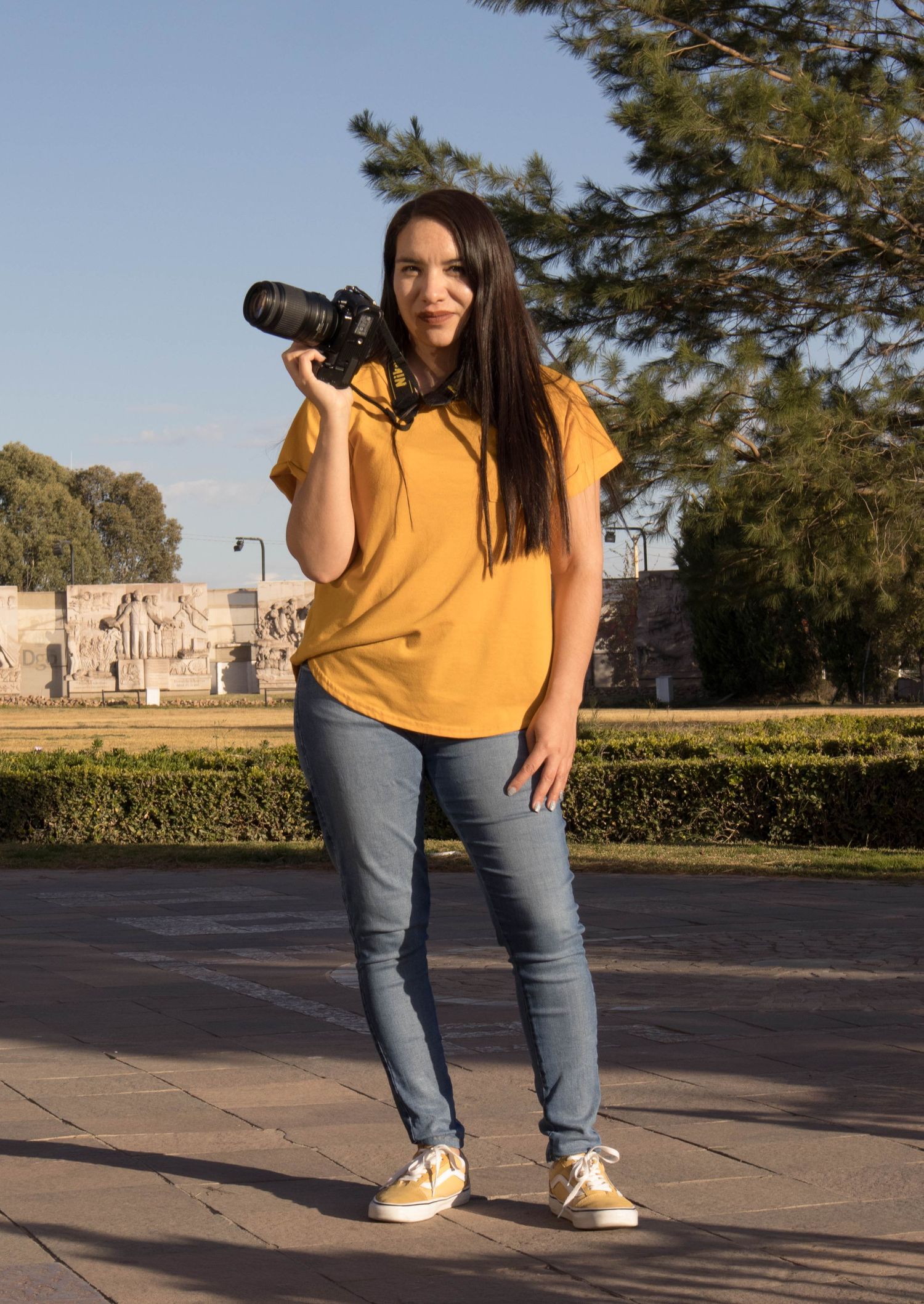 Fotografía joven con cámara