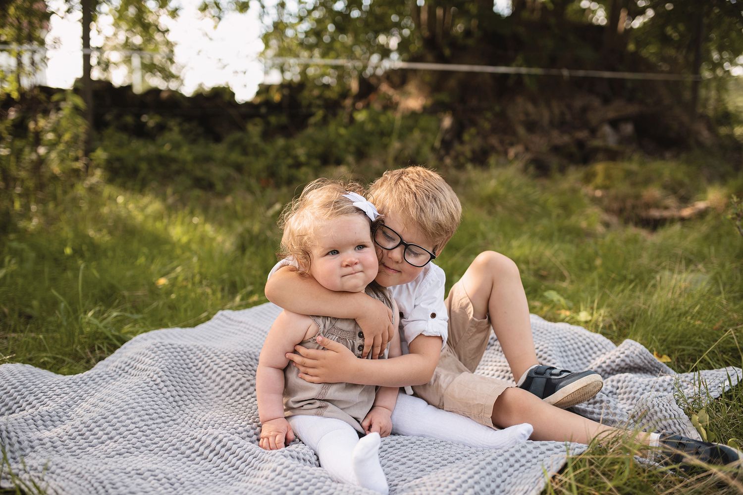 Familjefotograf Jönköping och Habo. Familjefotografering. Syskonfotografering.