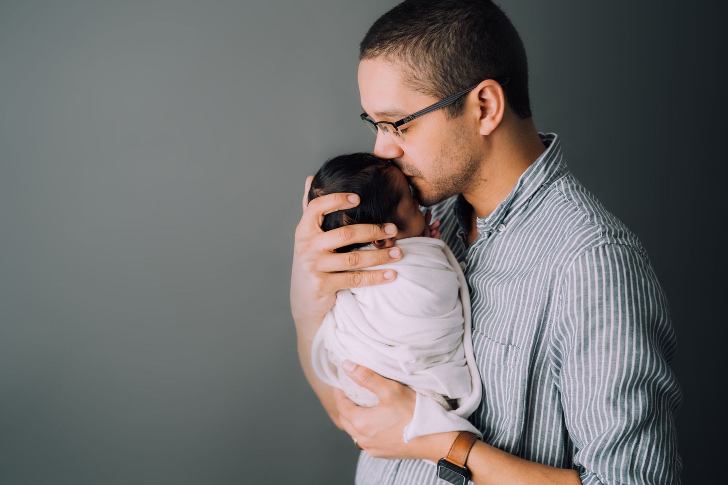 newborn photography family posing