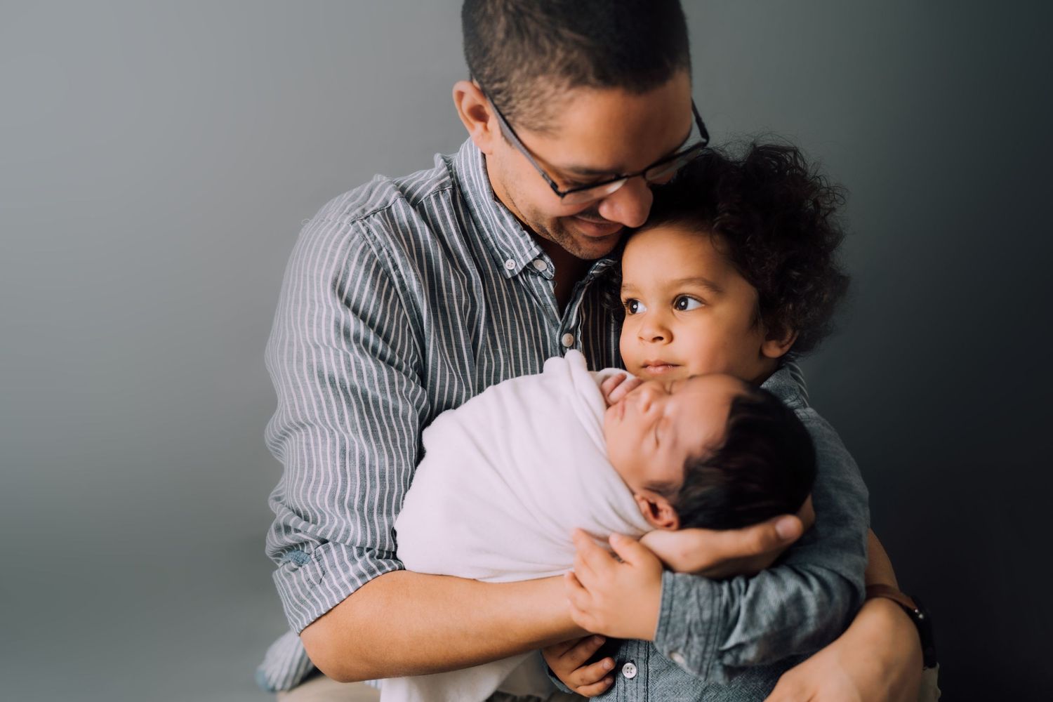 newborn photography family posing