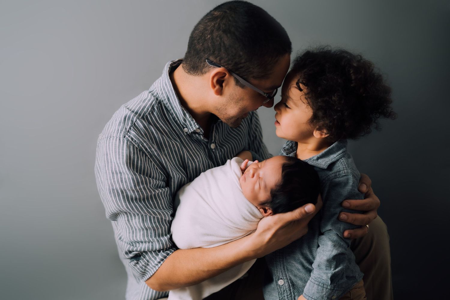 newborn photography family posing