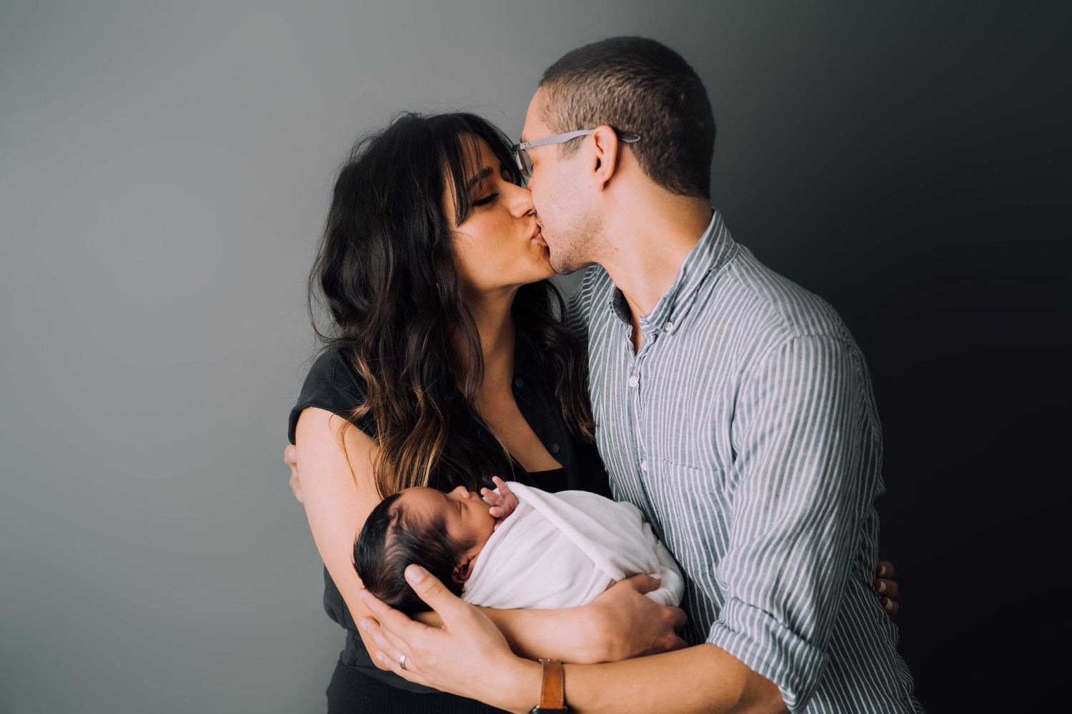 newborn photography family posing