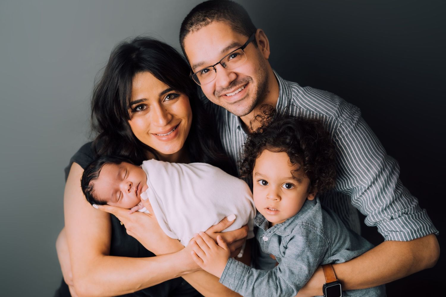 newborn photography family posing