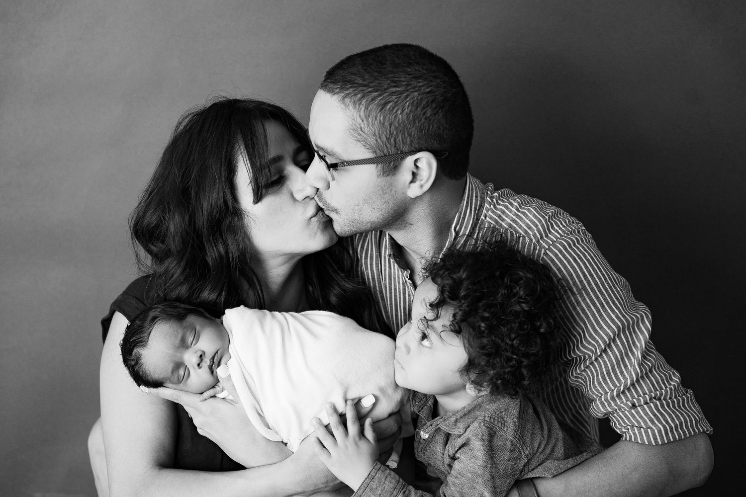 newborn photography family posing