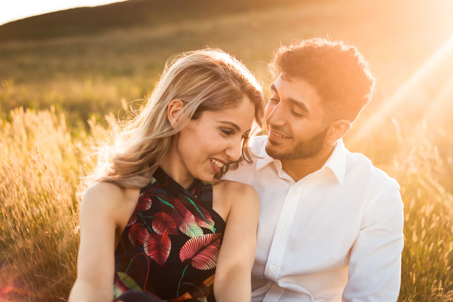 Couples lifestyle photography: Beautiful golden hour summer photos in Calgary Alberta at Nose Hill Park
