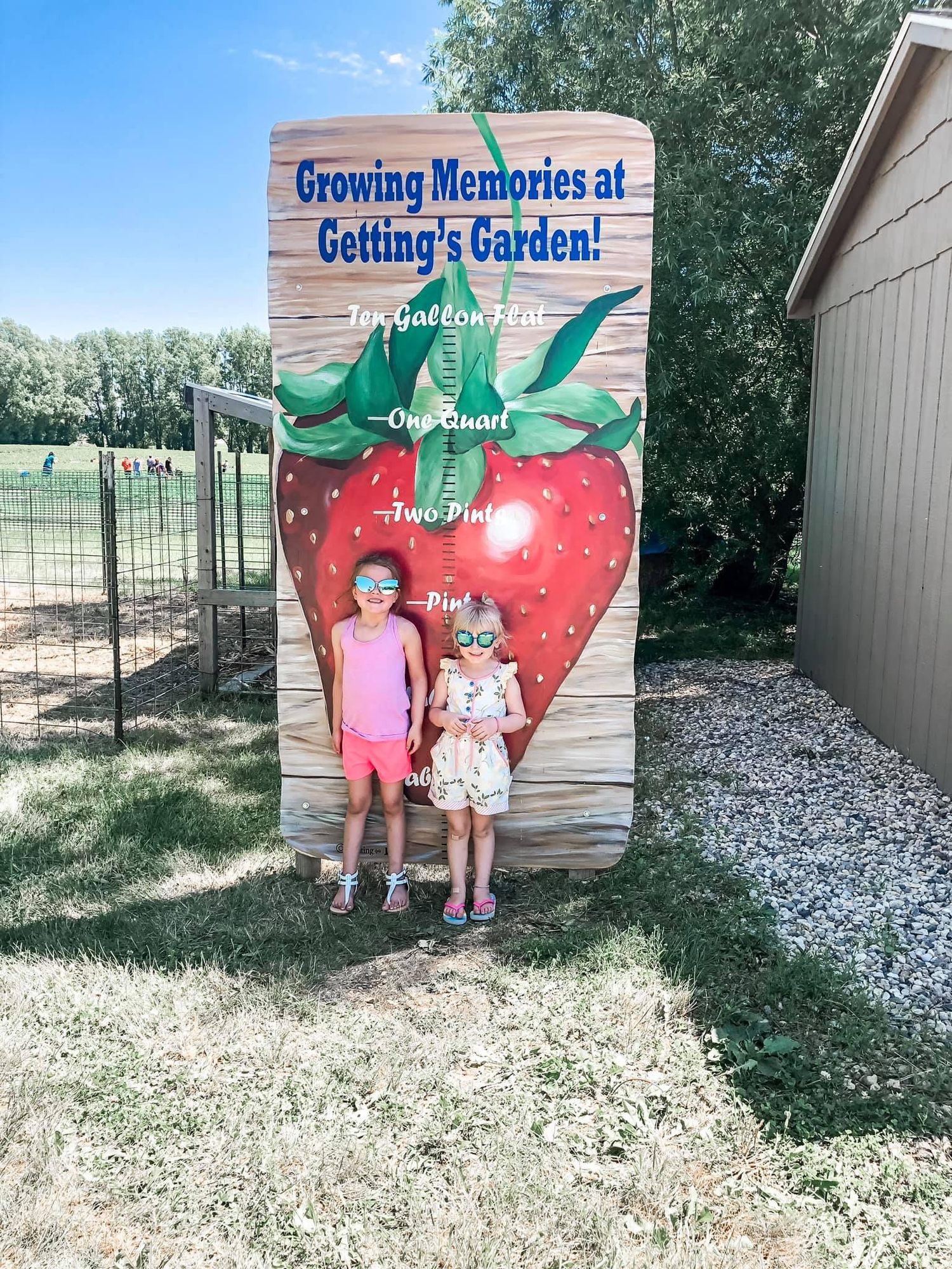 growing memories at gettings garden with two little girls