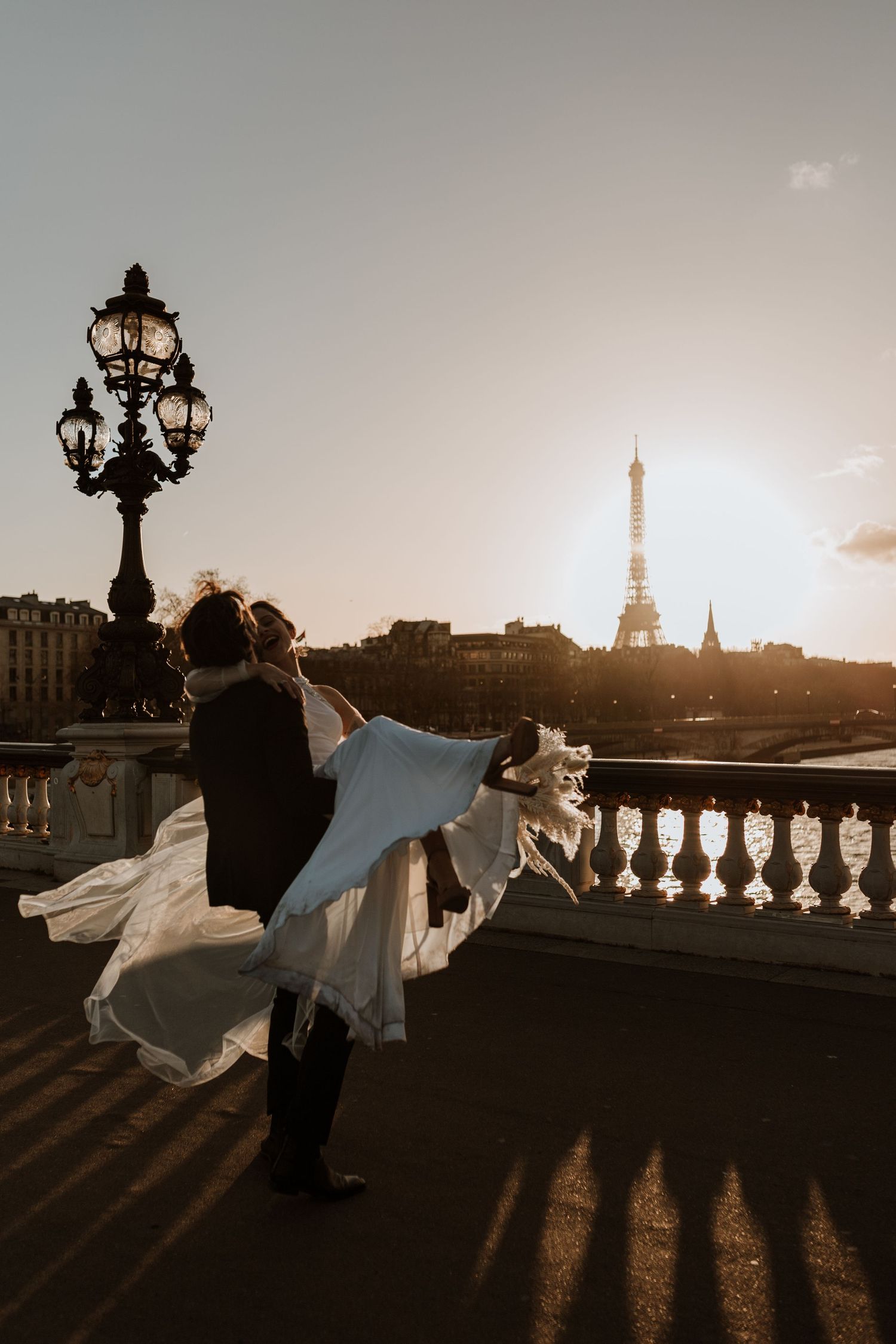 Golden hour couples photoshoot on wedding day for elopement in Paris