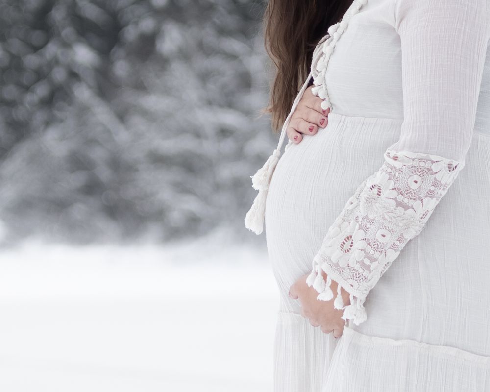 Odotuskuvaus Vantaa. Odotuskuvaus miljöössä. Raskauskuvaus Vantaa. Odotuskuvaus talvella miljöössä. Mom to be kuvaus