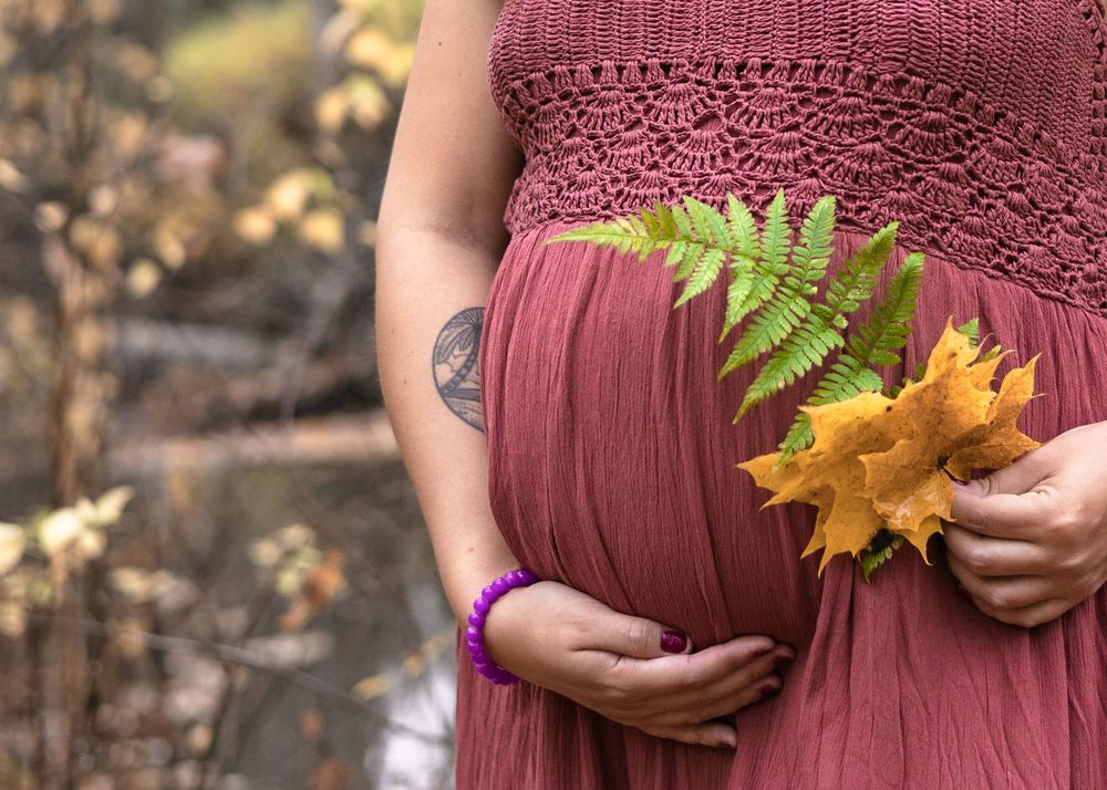 Raskausvatsa, odottaja, äitiys, tuleva äiti, Mom to be. Odotuskuvaus miljöössä. Odotuskuvaus Vantaa. Raskauskuvaus Vanta