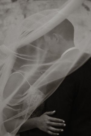 Novios en sesión divertida de pareja el día de su boda en Ciudad de Guatemala