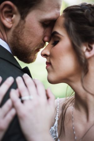 Novios en sesión divertida de pareja el día de su boda en Ciudad de Guatemala