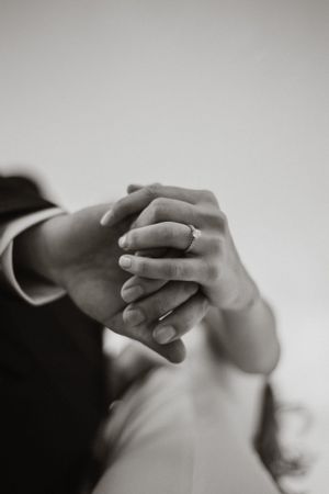 Novios en sesión divertida de pareja el día de su boda en Ciudad de Guatemala